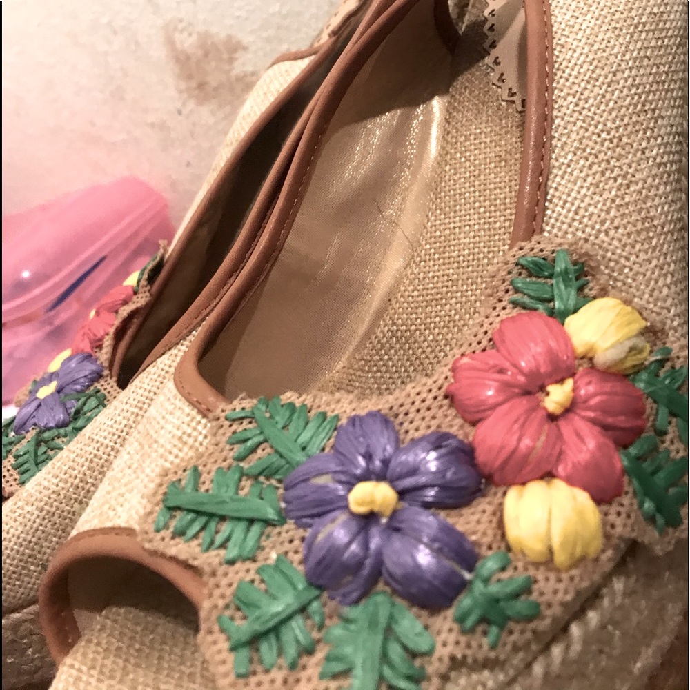 CUTE HEELS - Picture 2 of 3